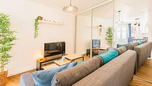 A modern living room with a large sectional sofa, a flat-screen TV, a coffee table, and a potted plant. - ★ T2 Cathedral & Torre Ventosa ★ Centre ★ Clim ★ Wifi ★ Parking on request (Béziers)