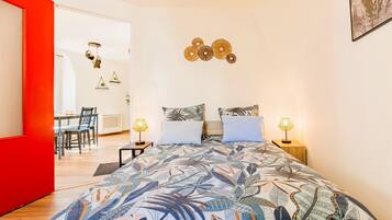 1 camera, una scrivania, ferro/asse da stiro, culla da viaggio