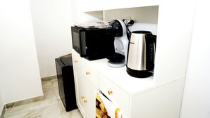 A kitchenette with a microwave, coffee maker, and a small refrigerator. - Lifestyle Naples B&B (Naples)