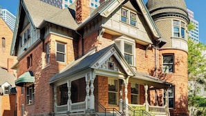 Un bâtiment de style victorien, doté d’une tour imposante, d’une véranda qui s’étend sur toute la façade et d’une façade en briques.