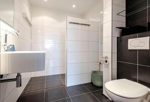 Douche, serviettes fournies, savon, shampoing