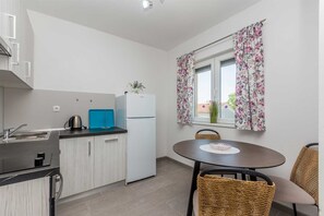 Geschirrspüler, Wasserkocher mit Kaffee-/Teezubehör