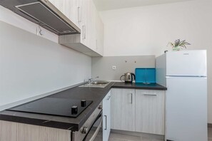 Geschirrspüler, Wasserkocher mit Kaffee-/Teezubehör