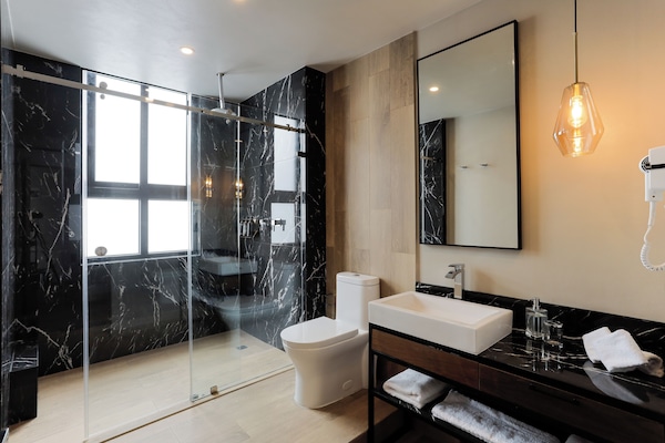 Deluxe Room, Balcony, City View | Bathroom