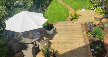 Close to Silverstone-Beautiful spacious
4 bed property- sleeps 7