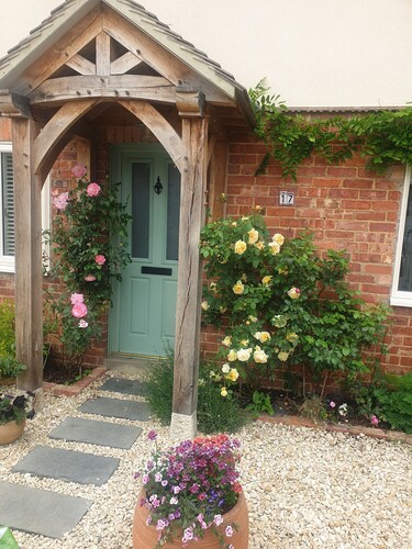 Close to Silverstone-Beautiful  spacious 
4 bed  property- sleeps 7