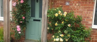 Close to Silverstone-Beautiful  spacious 
4 bed  property- sleeps 7