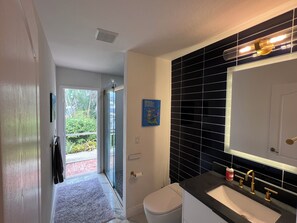 Dusche, Haartrockner, Bidet, Handtücher