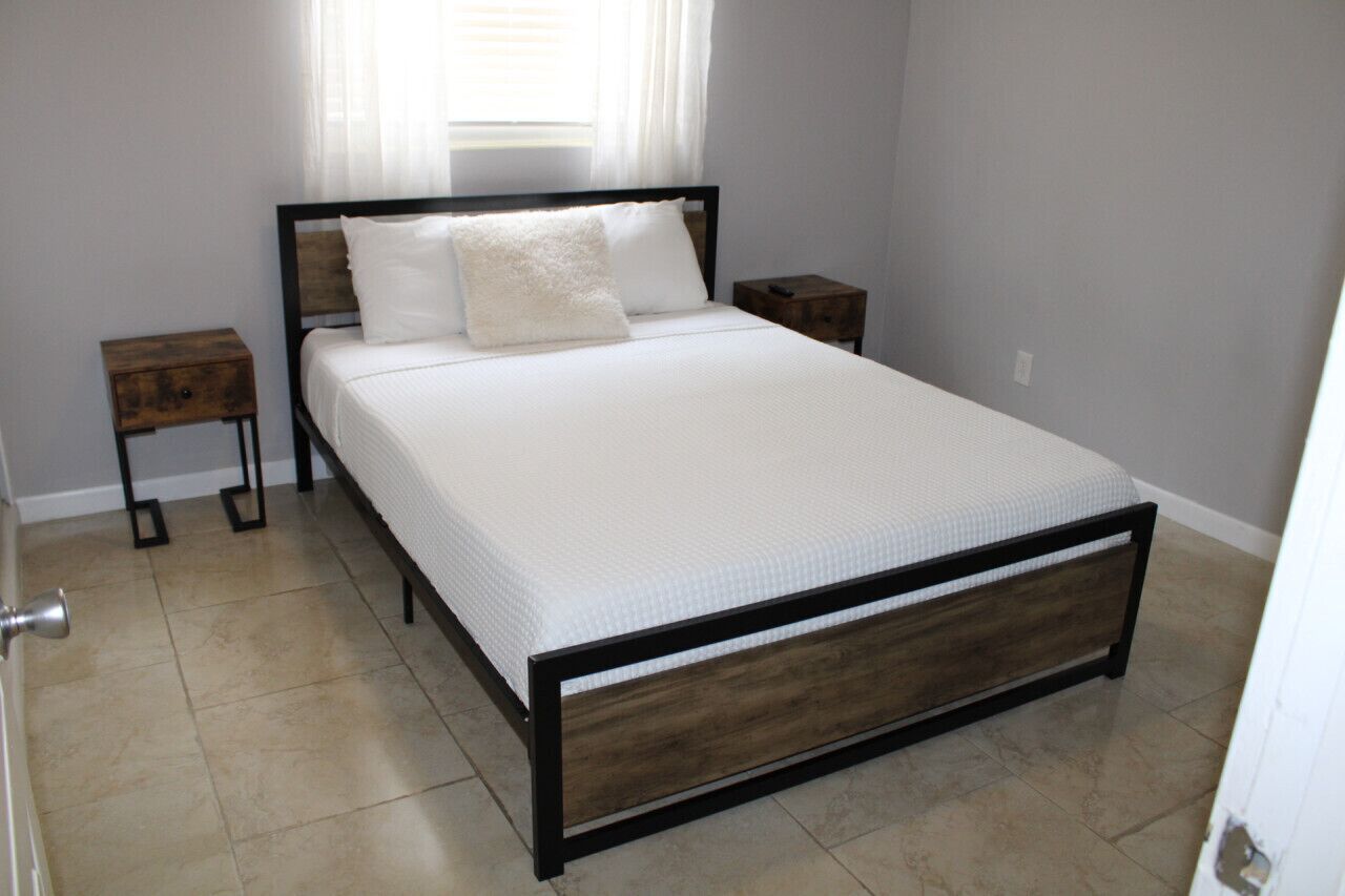 3 bedrooms, desk, iron/ironing board, travel crib