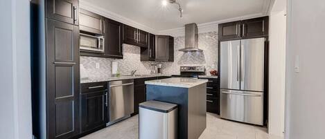 Réfrigérateur, micro-ondes, four, plaque de cuisson