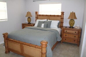 3 chambres, bureau, fer et planche à repasser, lit parapluie