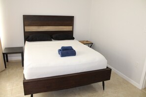 3 habitaciones, escritorio y tabla de planchar con plancha 