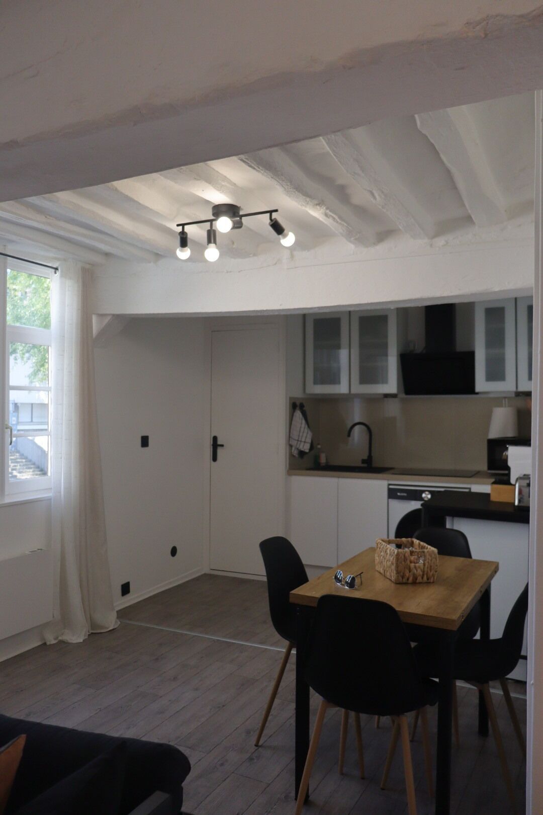 Kühlschrank, Mikrowelle, Herdplatte, Wasserkocher mit Kaffee-/Teezubehör