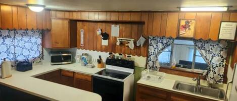 Køleskab, mikrobølgeovn, ovn, kogeplade