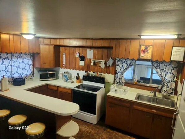 Fridge, microwave, oven, stovetop - Cottage 2 In Kimball Centrally Located Hatfield McCoy trails ATV Rental Offered! (Kimball)