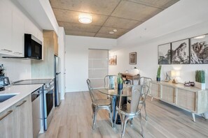 Fridge, microwave, oven, stovetop - Chic Urban 1BR Apt with Balcony and Skyline Views (Ottawa)