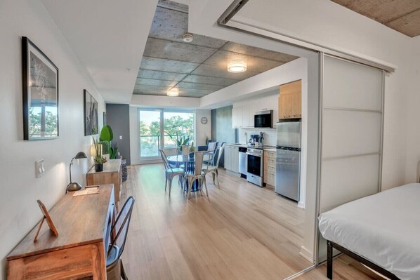 1 habitación, escritorio, tabla de planchar con plancha y cuna de viaje