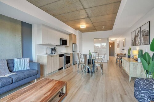 Chic Urban 1BR Apt with Balcony and Skyline Views