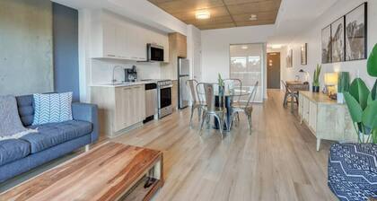 Chic Urban 1BR Apt with Balcony and Skyline Views