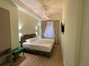 Habitación Confort con 1 cama matrimonial o 2 individuales, 1 habitación, para no fumadores | Ropa de cama de alta calidad, camas con efecto memoria y insonorización 