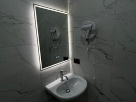 Ducha, pantuflas, toallas, jabón