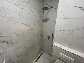 Dusj, tøfler, håndklær og såpe