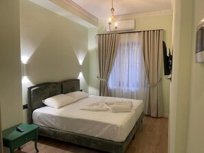 Habitación Confort con 1 cama matrimonial o 2 individuales, 1 habitación, para no fumadores | Ropa de cama de alta calidad, camas con efecto memoria y insonorización 