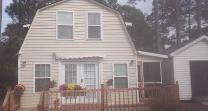 Charming 2-bedroom cottage with all the amenities, breakfast items. Pet friendly