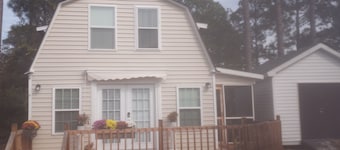 Charming 2-bedroom cottage with all the amenities, breakfast items. Pet friendly