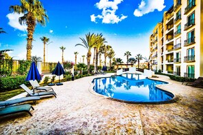 Een buitenzwembad, een verwarmd zwembad