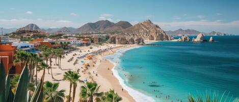 Perto da praia, espreguiçadeiras, toalhas de praia