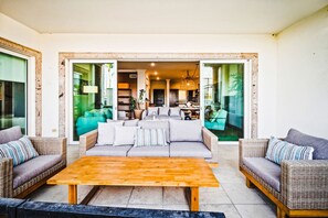 Téléviseur connecté, livres, chaîne audio