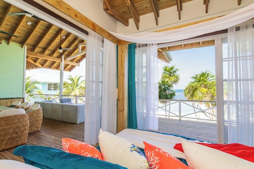 Beachfront on Quiet East End Roatán, Sleeps 10, 3BR+Loft