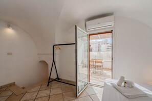 2 bedrooms, travel cot, bed sheets