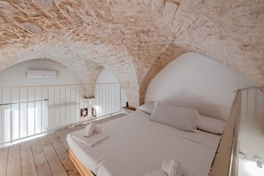 Unclassified image, 4 of 30, button