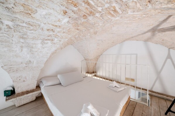 2 bedrooms, travel cot, bed sheets