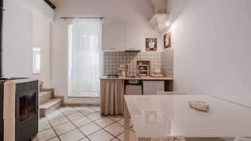 Køleskab, kogeplade, højstol, køkkentøj/tallerkener/redskaber