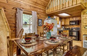 Dining - Pet Friendly Cabin w/ Hot Tub & Multicade (Sevierville)