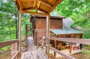 Terrace/patio - Pet Friendly Cabin w/ Hot Tub & Multicade (Sevierville)