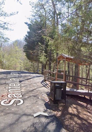 Property grounds - Pet Friendly Cabin w/ Hot Tub & Multicade (Sevierville)