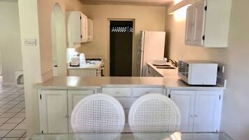 Een koelkast, een koffiezetapparaat/waterkoker