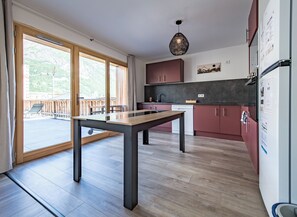 Jääkaappi, mikroaaltouuni, uuni, liesi