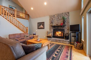 Smart TV, fireplace, video games, foosball - Mountain Lodge*ATV Trails*Hiking*Beautiful View! (Lead)