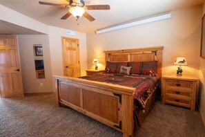 5 chambres, fer et planche à repasser, lit de bébé portatif