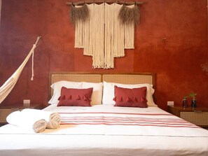 3 bedrooms, desk, WiFi, bed sheets