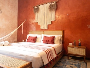 3 bedrooms, desk, WiFi, bed sheets