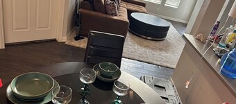 Centrally Located 3BDR apartment in <3 of the city.Pools, WiFi, fitness-included