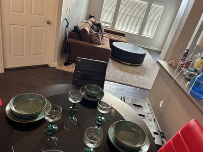 Centrally Located 3BDR apartment in <3 of the city.Pools, WiFi, fitness-included