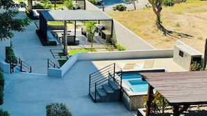 A resort with a pool, outdoor seating, and a view of the sea. - A privileged place in Los Cabos (Cabo San Lucas)