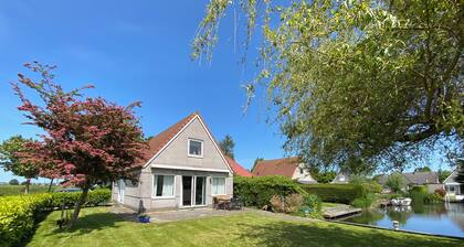 Friesenhuisje directly on the Ijsselmeer with three bedrooms for 6 people